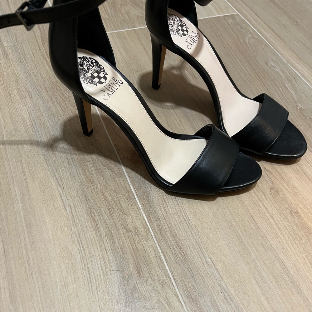 Black leather Vince Camuto heels